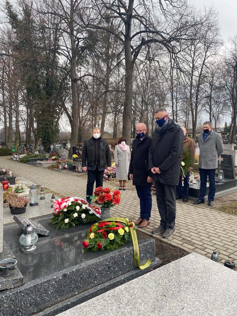 Złożenie kwiatów na grobie Antoniego Janika - delegacja Marszałka Województwa