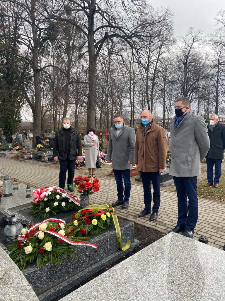 Złożenie kwiatów na grobie Antoniego Janika - delegacja Miasta Opole