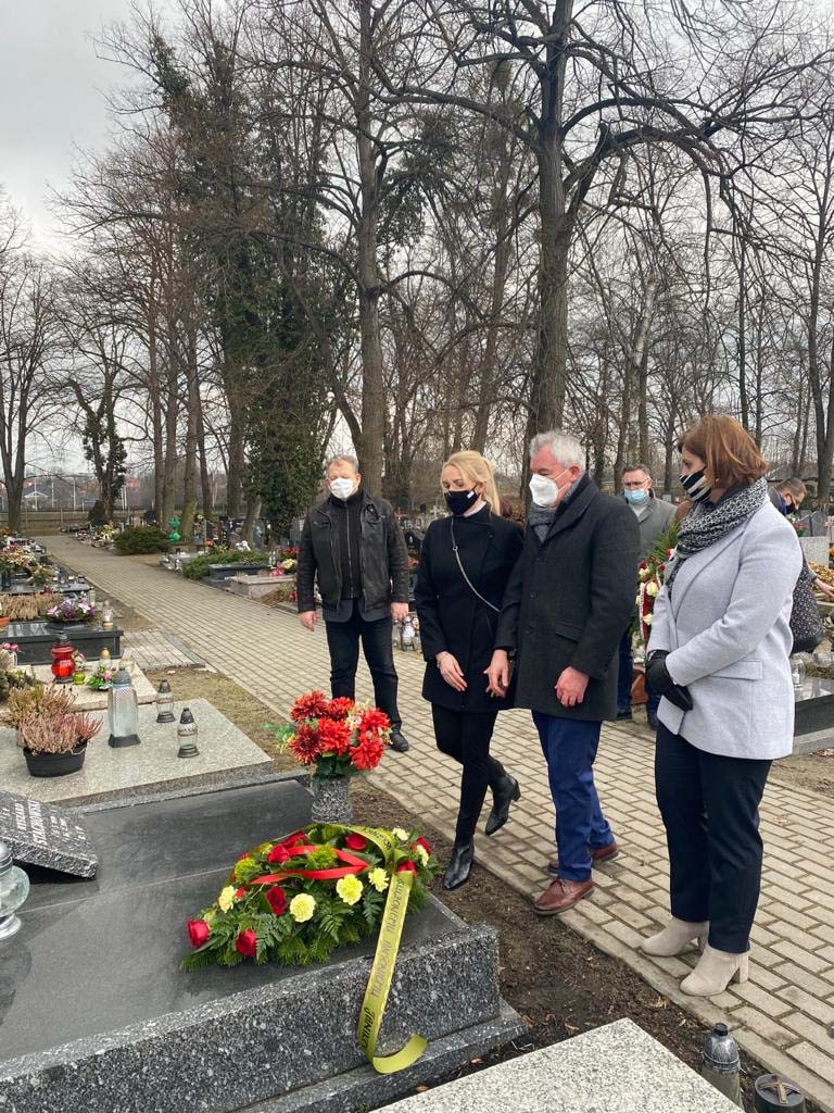 Złożenie kwiatów na grobie Antoniego Janika - delegacja WZ LZS